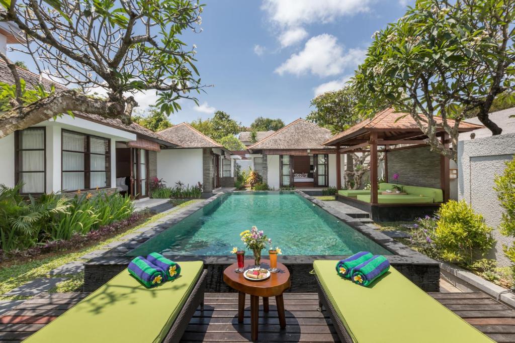 een afbeelding van een villa met zwembad bij Villa Litera Seminyak Bali in Seminyak