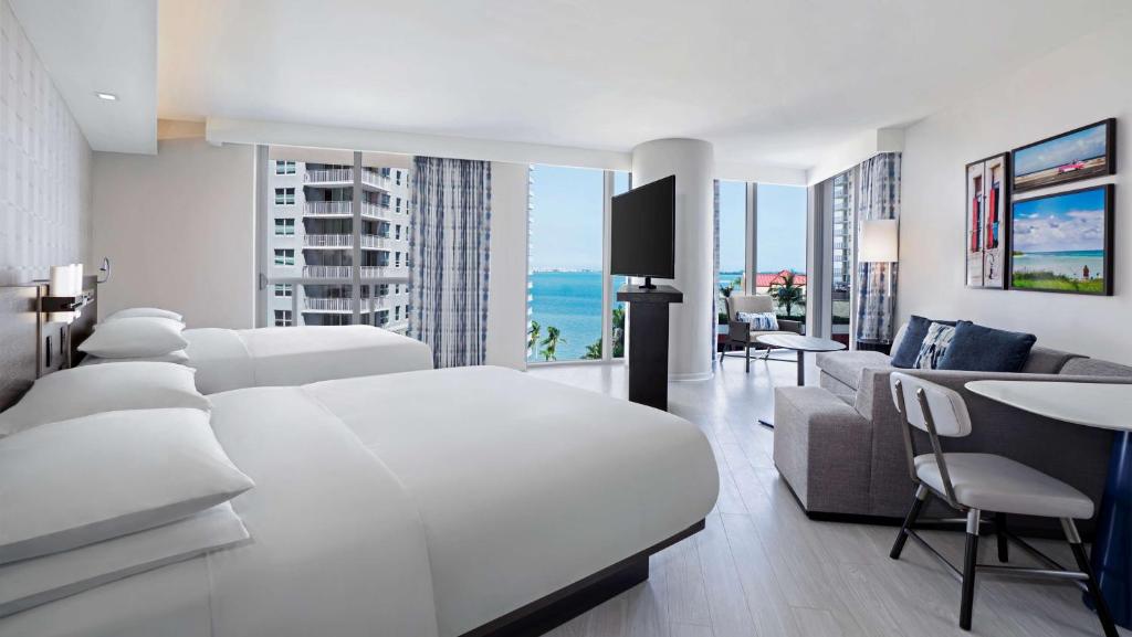 Postel nebo postele na pokoji v ubytování Hyatt Centric Brickell Miami