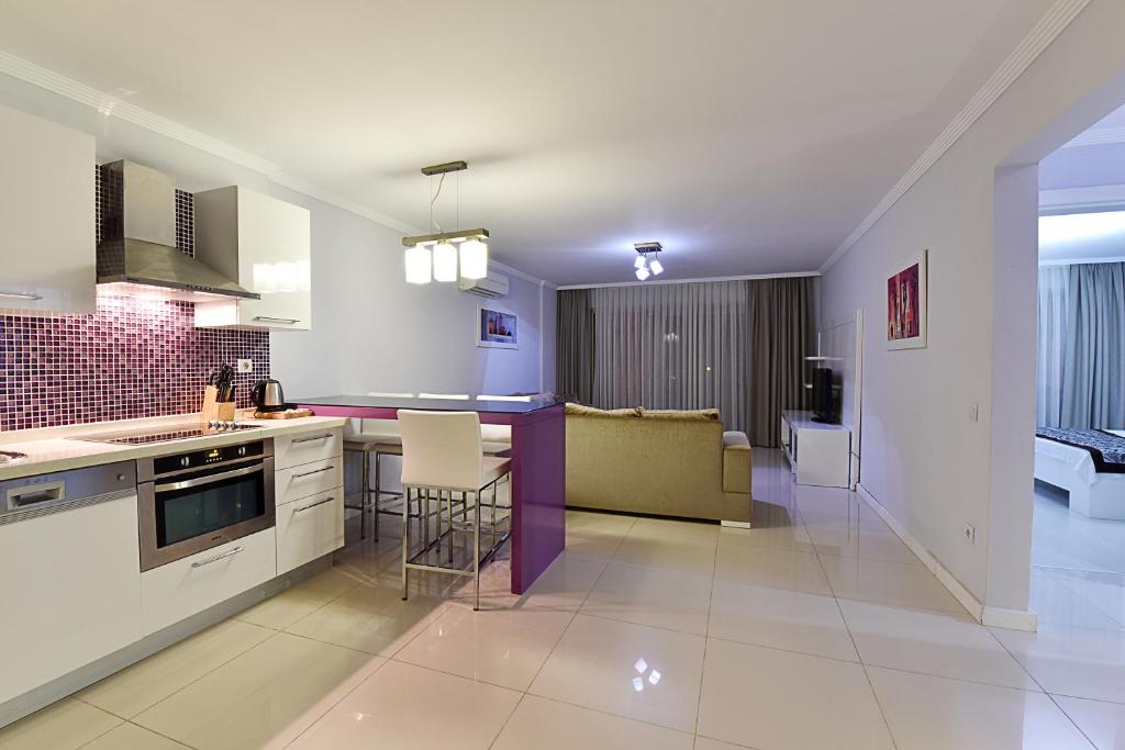 Royal Palm Residence - Two-Bedroom Apartment With Garden View