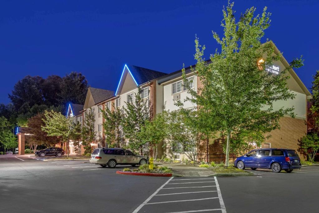 a building with cars parked in a parking lot at Comfort Inn & Suites Tualatin - Lake Oswego South in Tualatin