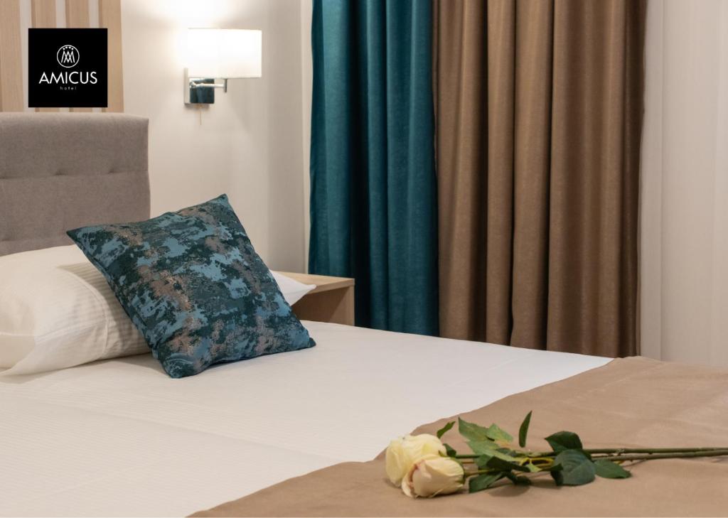 Postel nebo postele na pokoji v ubytování Hotel Amicus