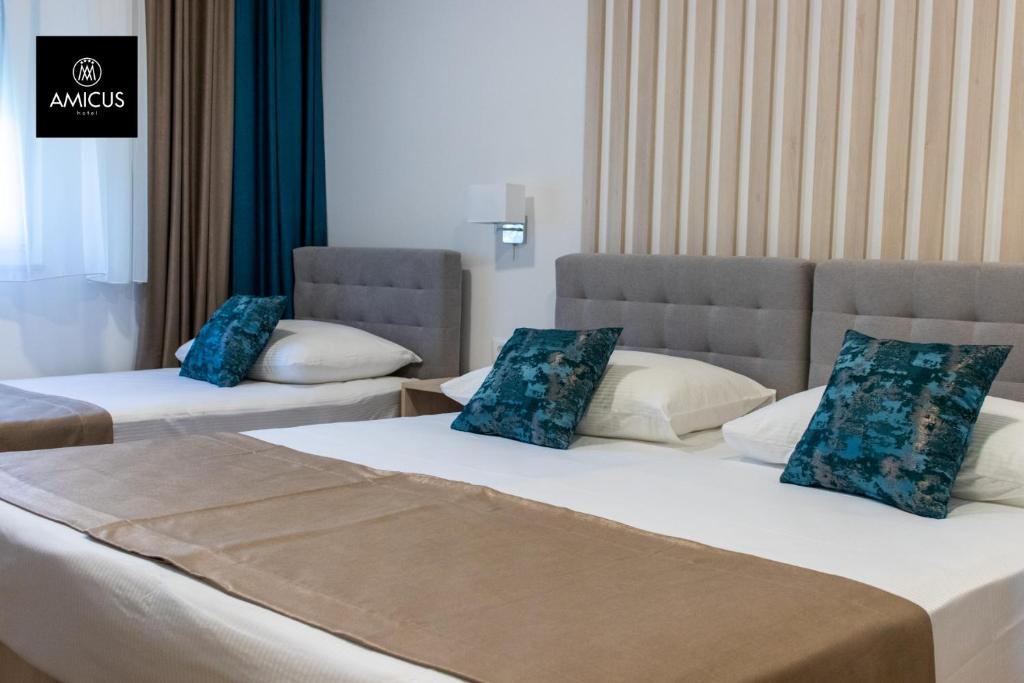 Postel nebo postele na pokoji v ubytování Hotel Amicus