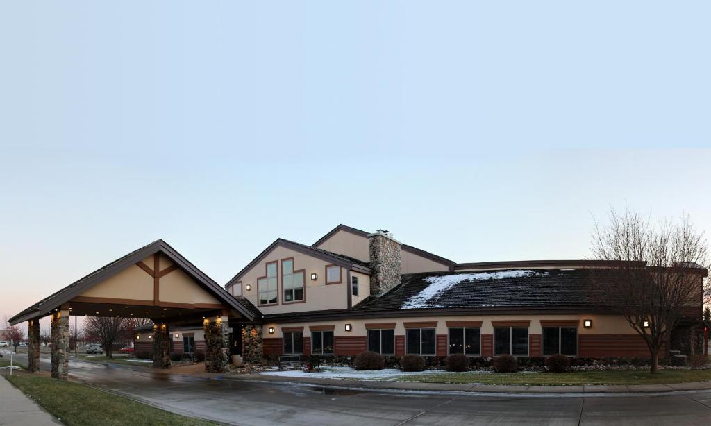 un bâtiment avec de la neige sur le toit dans l'établissement C'mon Inn Grand Forks, à Grand Forks