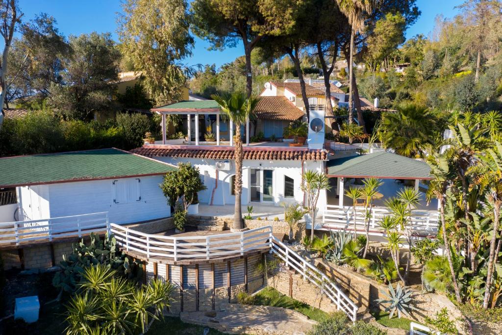 Charming Villas and Suites with Pool and Garden - Praialonga - Housity