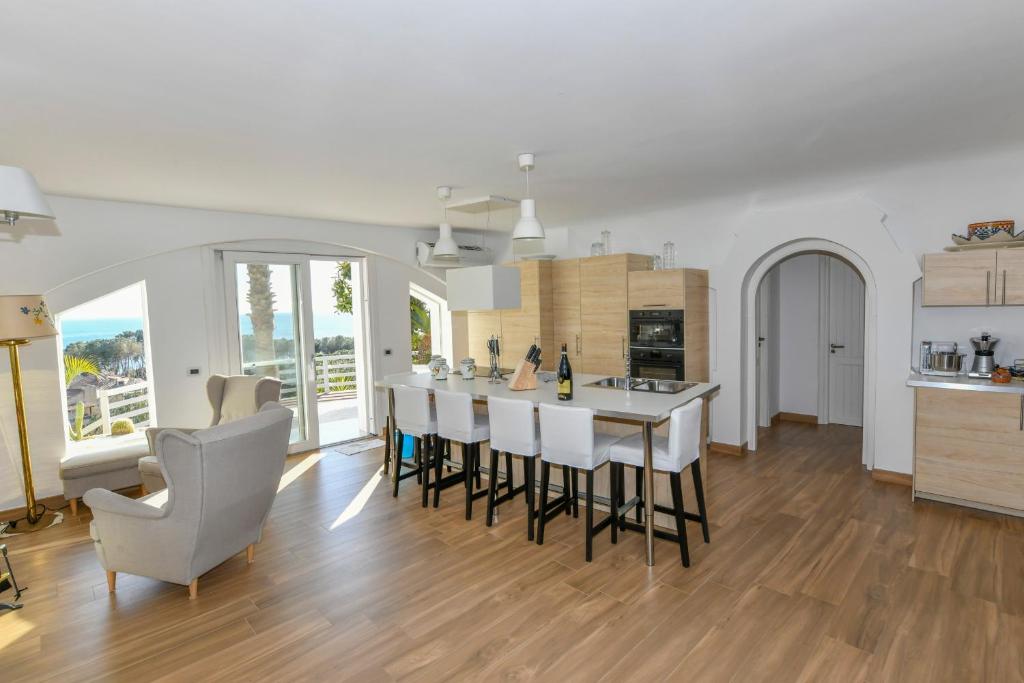 Praialonga Suites with Pool and Garden