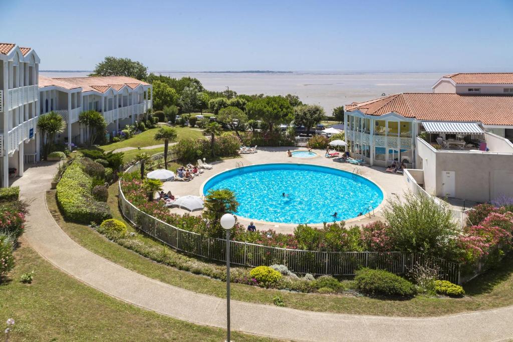 an overhead view of a swimming pool at a resort at Résidence Odalys Les Terrasses de Fort Boyard in Fouras