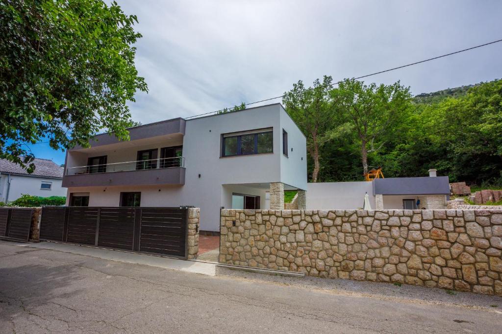 Budova, kde se vila nachází