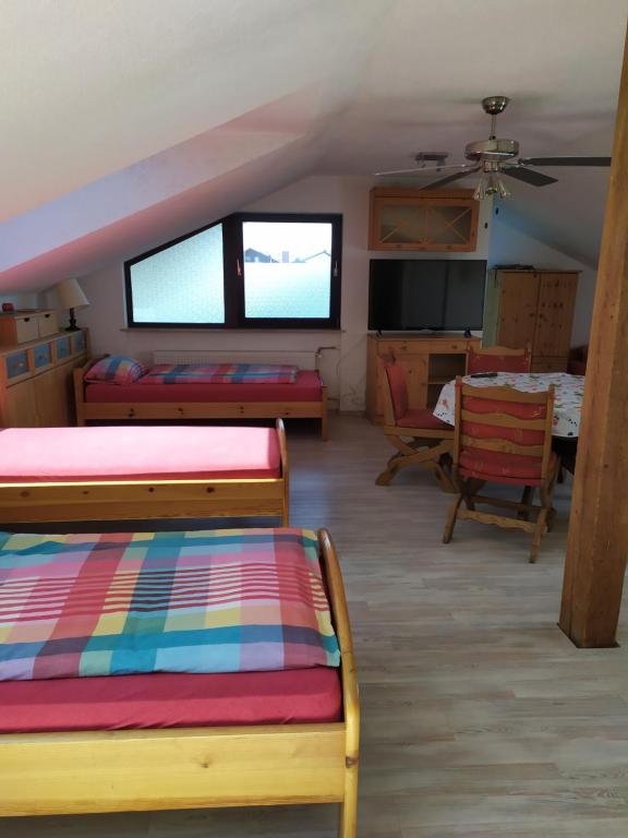 sala de estar con 2 camas y comedor en Fewo-Nescht en Vaihingen an der Enz