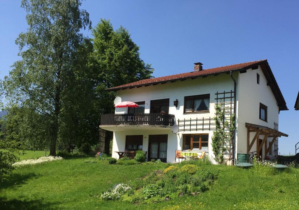 Casa blanca grande con balcón en una colina en Ferienwohnung an der Wolfsgrube, en Unterflintsbach