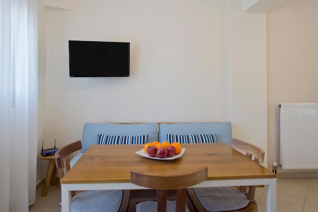 TV a/nebo společenská místnost v ubytování Santorini Med Homes - Sunday Apartment