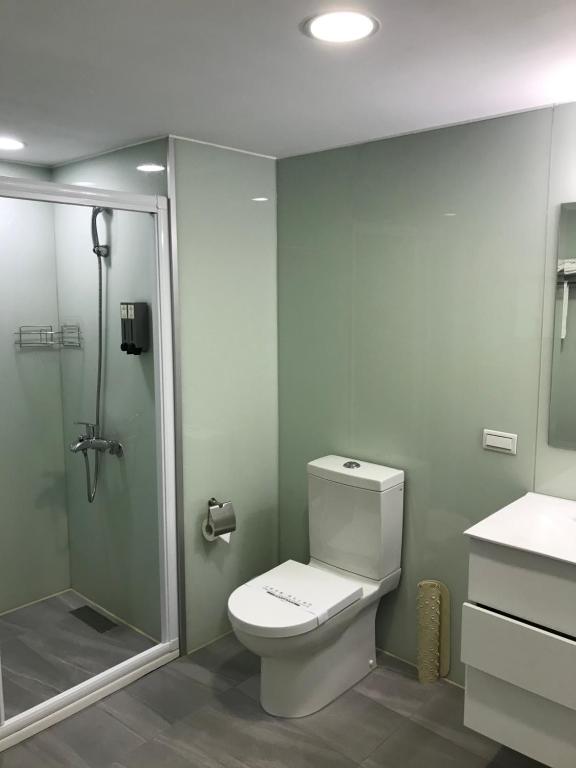 Golden Garden Hotelにあるバスルーム