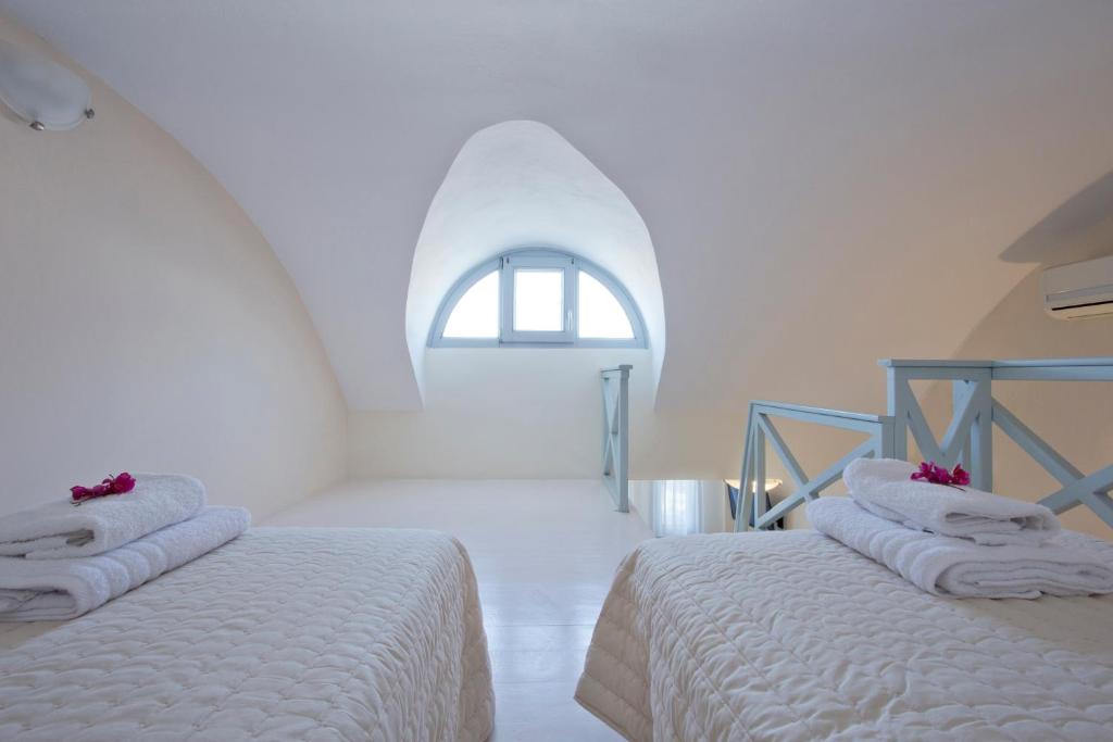Postel nebo postele na pokoji v ubytování Santorini Med Homes - Sunday Apartment