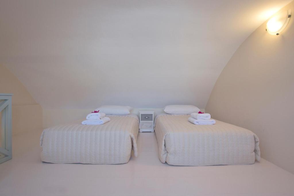 Postel nebo postele na pokoji v ubytování Santorini Med Homes - Sunday Apartment