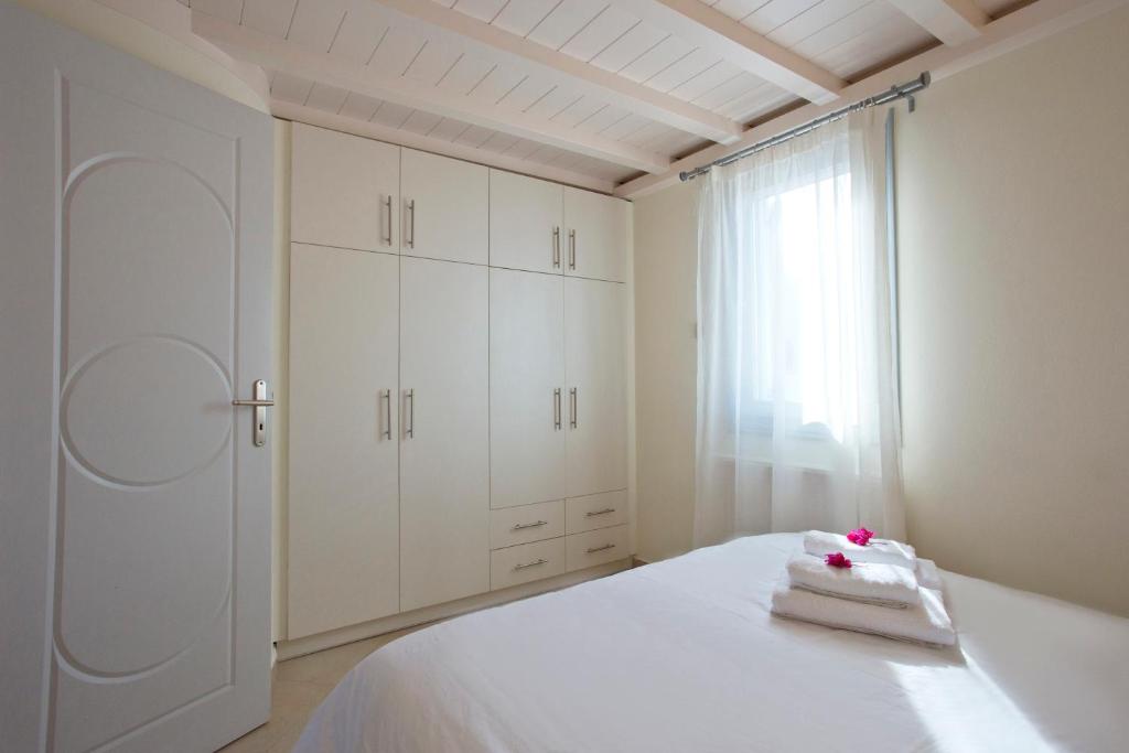 Postel nebo postele na pokoji v ubytování Santorini Med Homes - Sunday Apartment