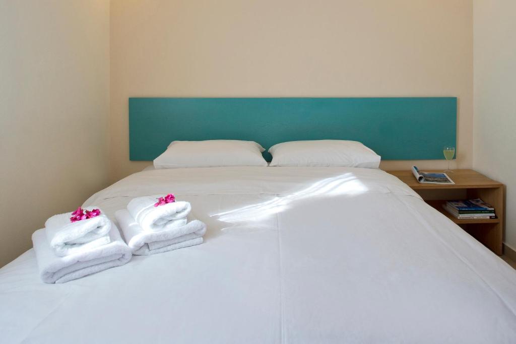 Postel nebo postele na pokoji v ubytování Santorini Med Homes - Sunday Apartment