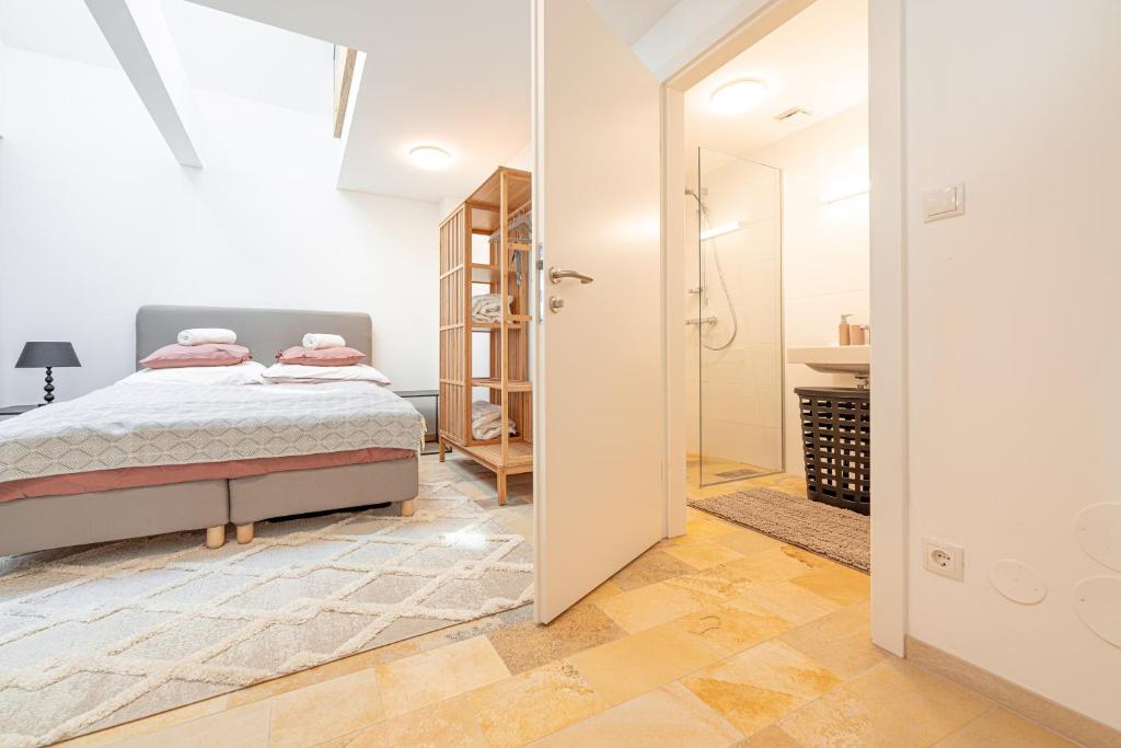 A bed or beds in a room at Penthouse MaxFux direkt in der Fußgängerzone 130m2