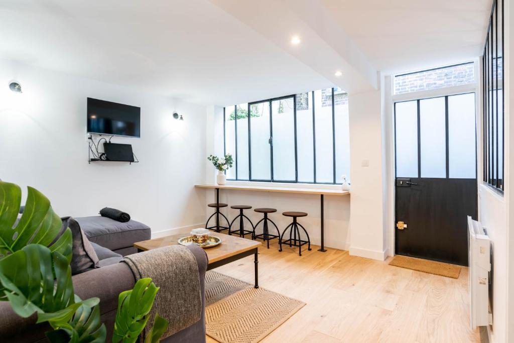 un salon avec un canapé et une table dans l'établissement Prestigious House - 3 rooms - Montparnasse & St Germain, à Paris