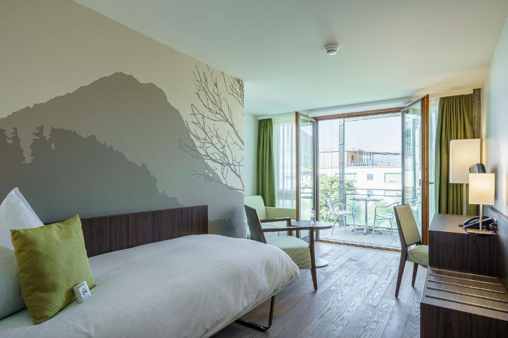 Postel nebo postele na pokoji v ubytování Hotel Artos Interlaken