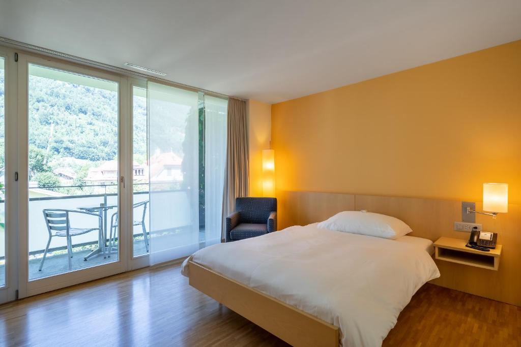 Postel nebo postele na pokoji v ubytování Hotel Artos Interlaken
