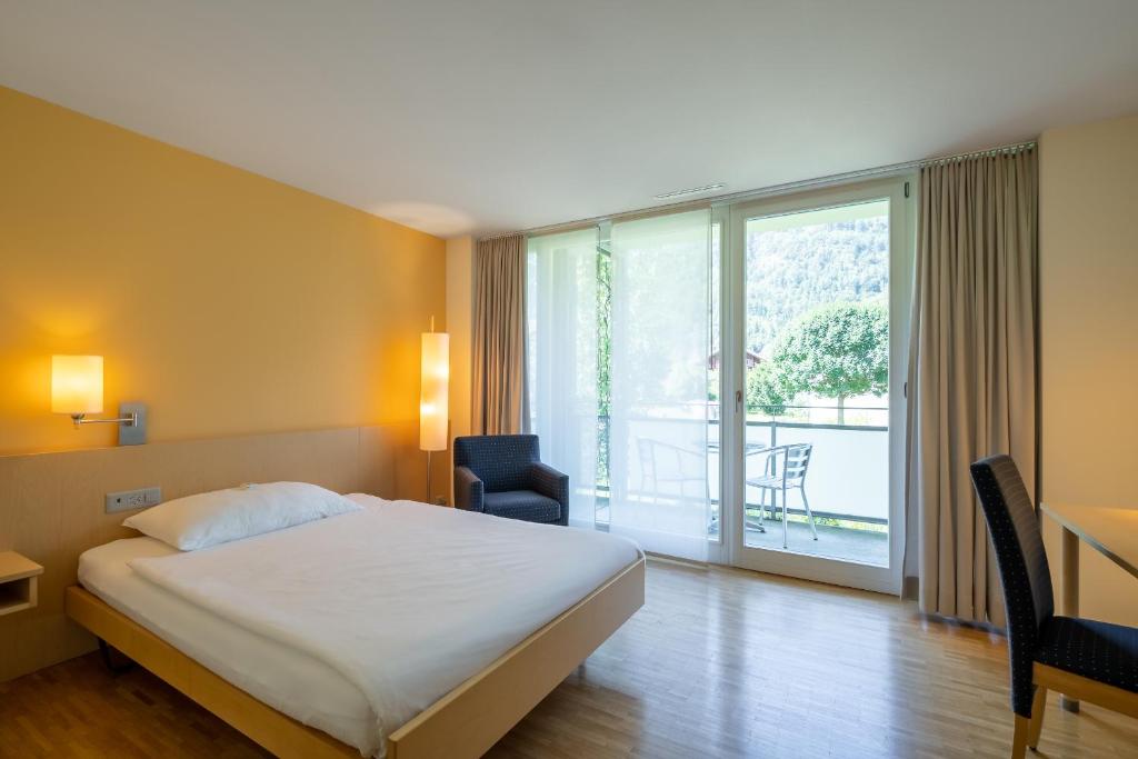 Postel nebo postele na pokoji v ubytování Hotel Artos Interlaken