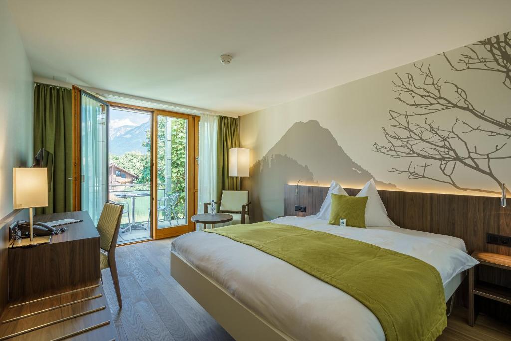 Postel nebo postele na pokoji v ubytování Hotel Artos Interlaken