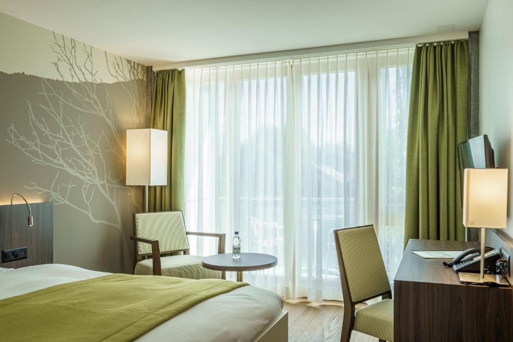 Postel nebo postele na pokoji v ubytování Hotel Artos Interlaken