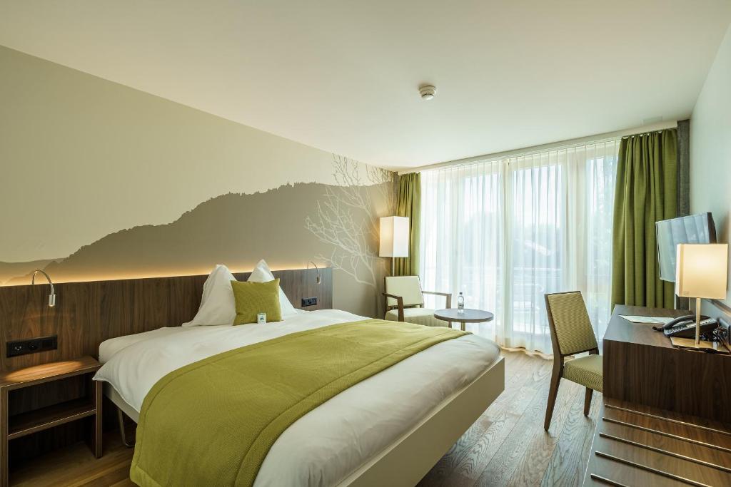Postel nebo postele na pokoji v ubytování Hotel Artos Interlaken