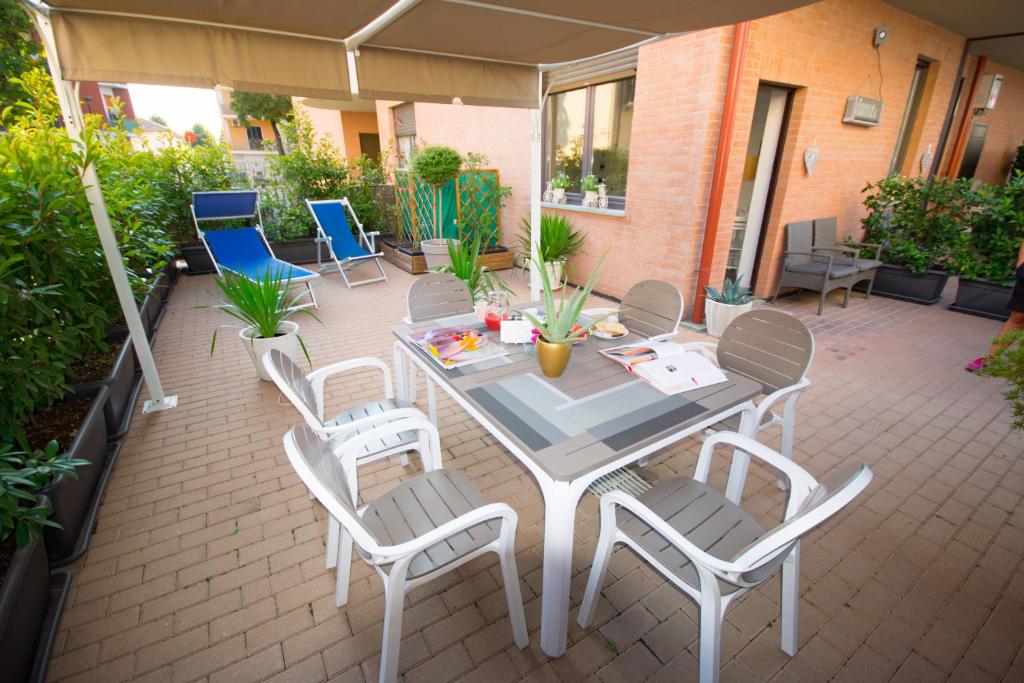 Patio alebo iná vonkajšia časť ubytovania Alba Serena Camere