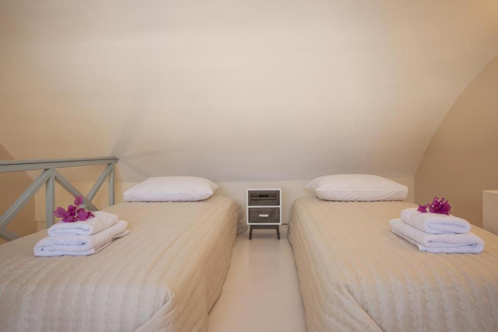Postel nebo postele na pokoji v ubytování Santorini Med Homes - Sunday Apartment