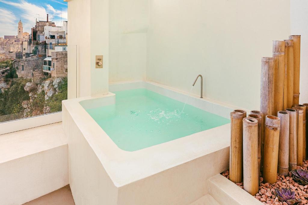 ein Bad mit einer Badewanne und Stadtblick in der Unterkunft Art & Design Loft in Matera