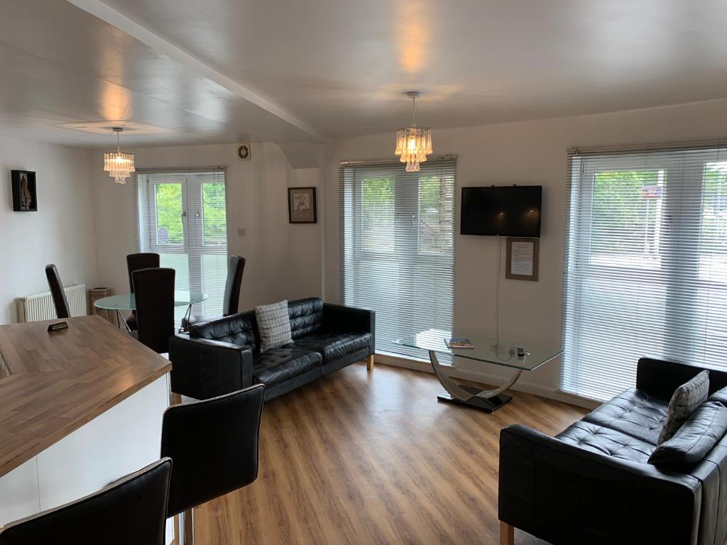 珀斯的住宿－Caledonian Apartment，客厅配有黑色沙发和桌子