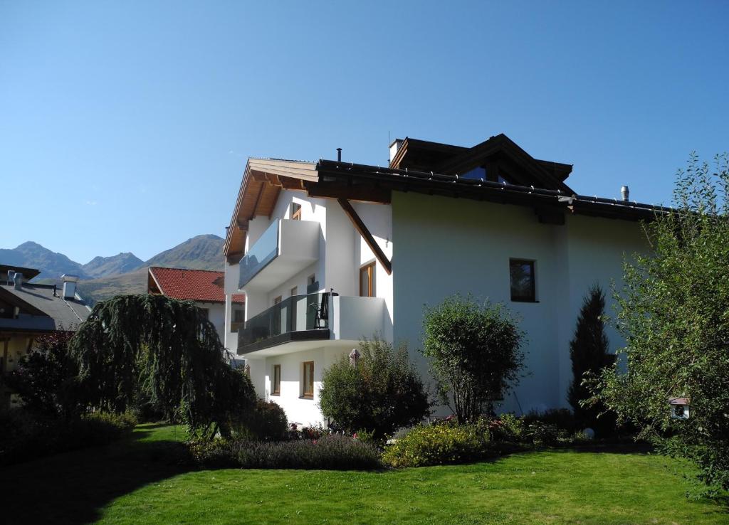 ザーファウスにあるSulla Collinaのバルコニーと庭付きの白い家
