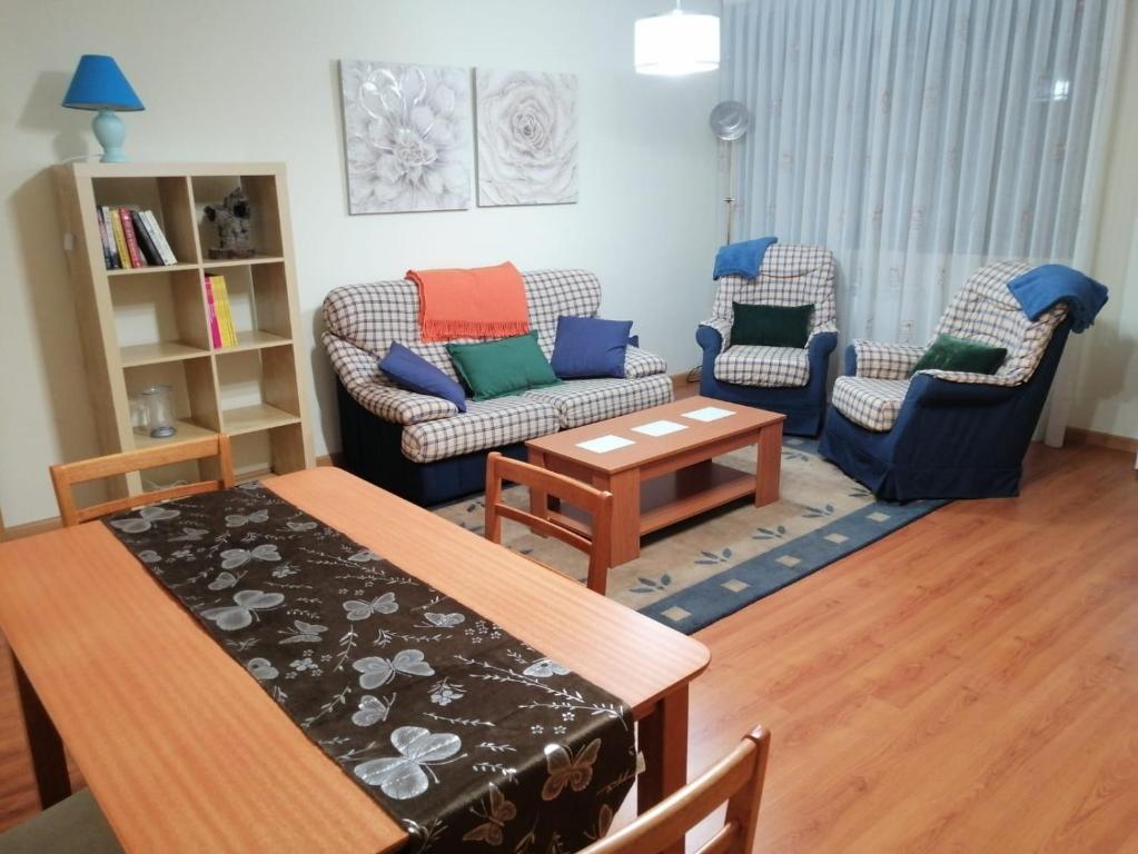 Piso Turístico Perotas - Appartement De Trois Chambres