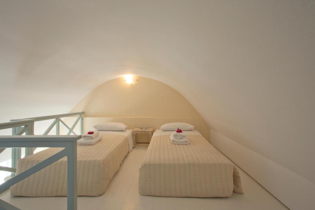 Postel nebo postele na pokoji v ubytování Santorini Med Homes - Sunday Apartment