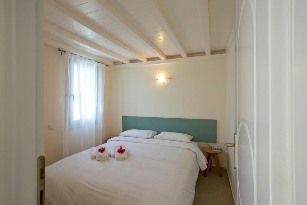 Postel nebo postele na pokoji v ubytování Santorini Med Homes - Sunday Apartment