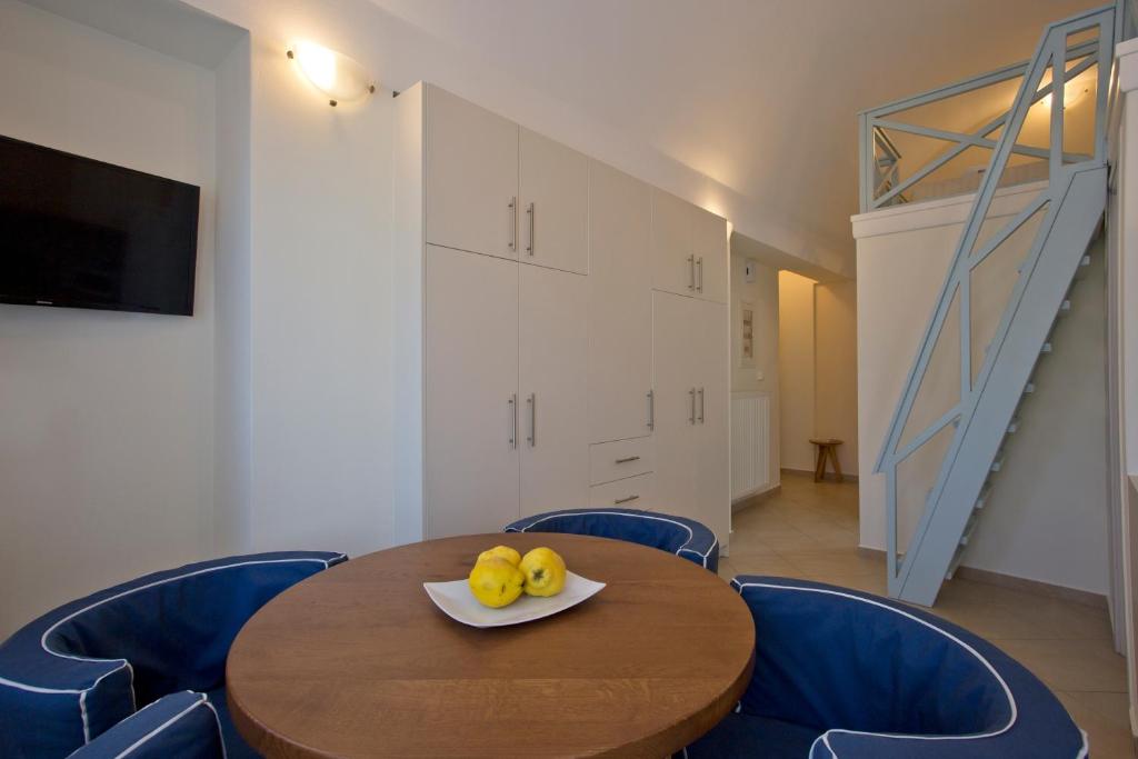 TV a/nebo společenská místnost v ubytování Santorini Med Homes - Sunday Apartment