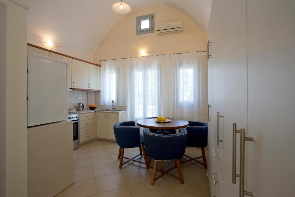 Kuchyň nebo kuchyňský kout v ubytování Santorini Med Homes - Sunday Apartment