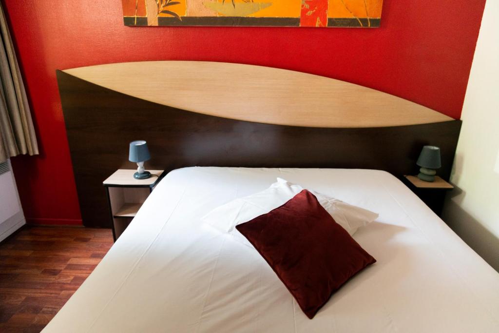 Letto o letti in una camera di Hôtel Bagatelle Paris Nord Roissy CDG