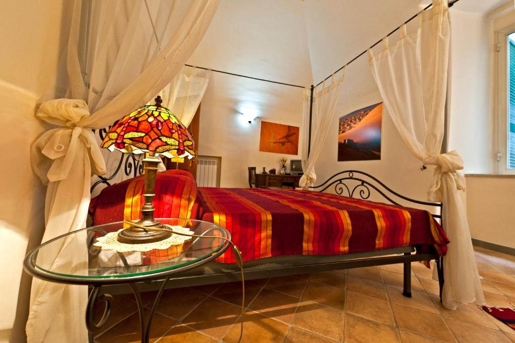 Schlafzimmer mit einem Bett und einem Glastisch in der Unterkunft - B&B "Centro Antico" - in Neapel