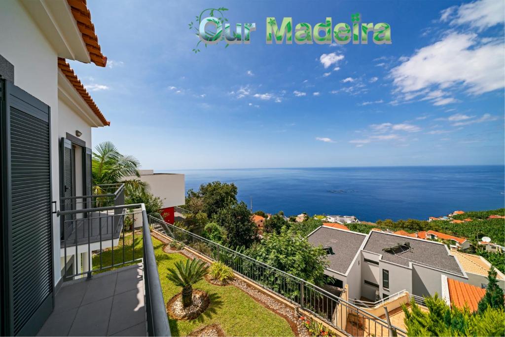 een balkon met uitzicht op de oceaan bij OurMadeira - Casa Amaro Sol, tranquil in Calheta