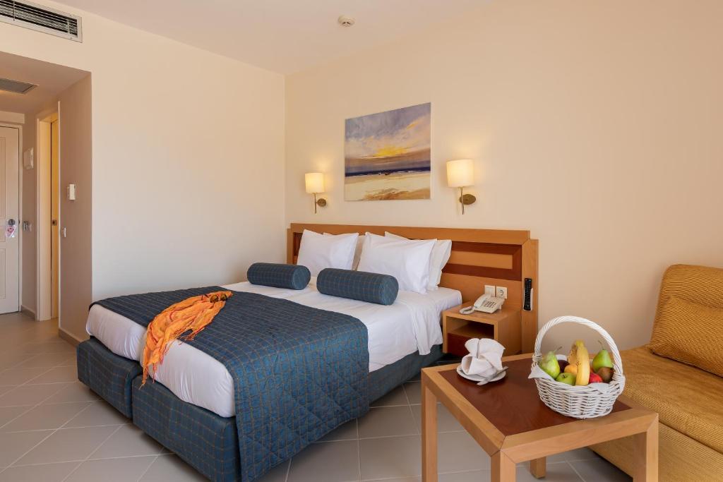 Postel nebo postele na pokoji v ubytování Anissa Beach Hotel
