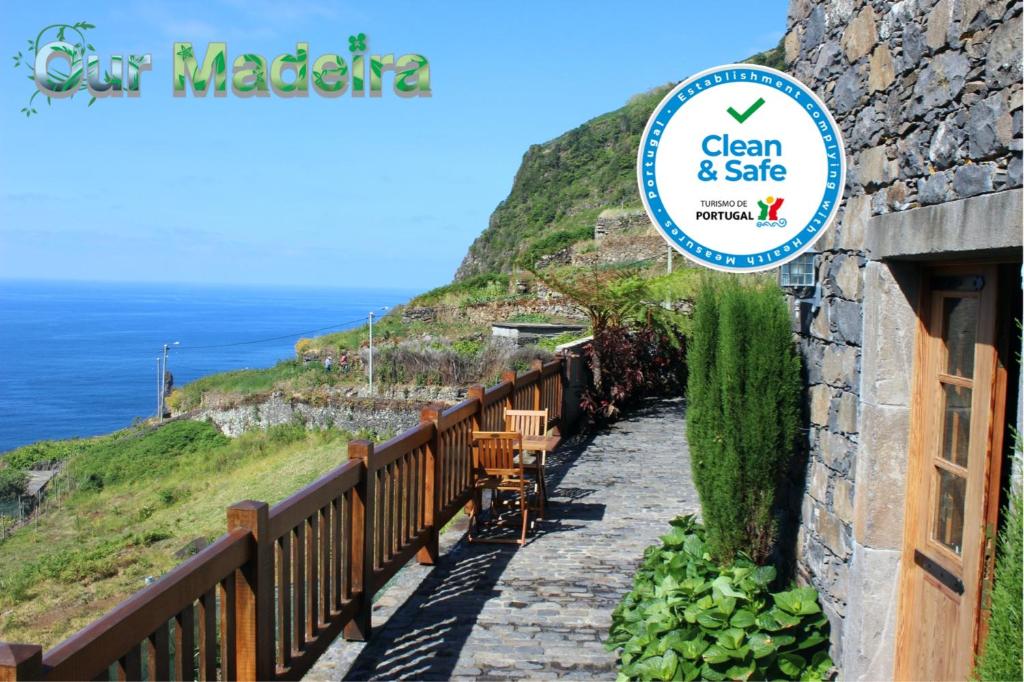 ein Schild für ein sauberes und sicheres Restaurant am Meer in der Unterkunft OurMadeira - Casa de Campo, countryside in Porto Moniz