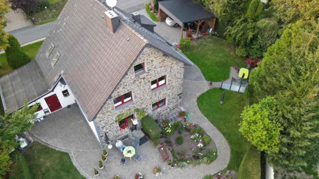 einen Blick über ein Haus mit Landschaftsgärten in der Unterkunft Ferienwohnung Peters in Monschau