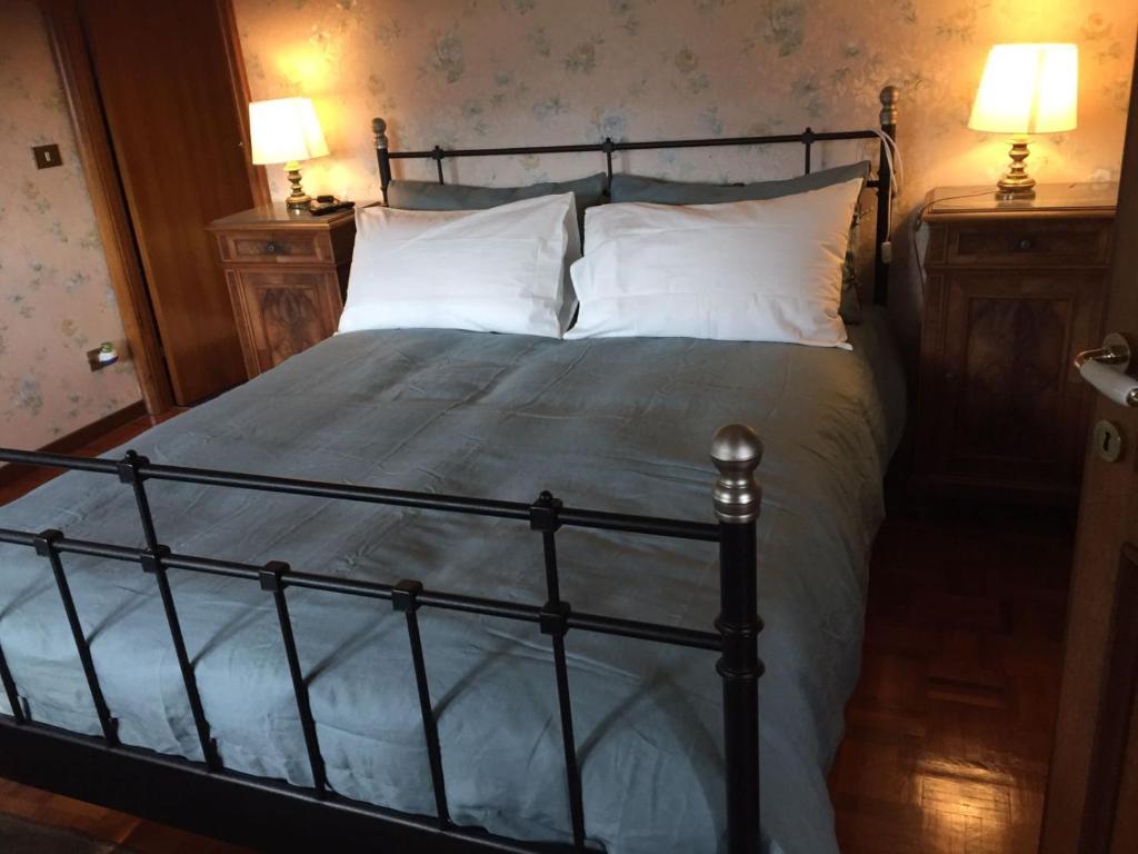 um quarto com uma cama grande e almofadas brancas em VILLA FIESCHI em Cogorno