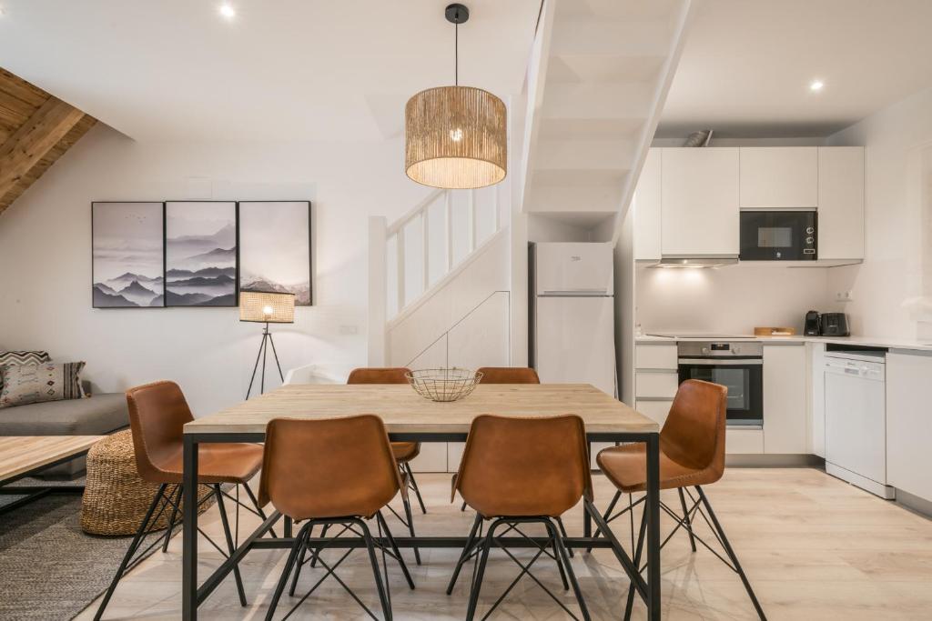 a kitchen and dining room with a table and chairs at Mike by Totiaran in Naut Aran