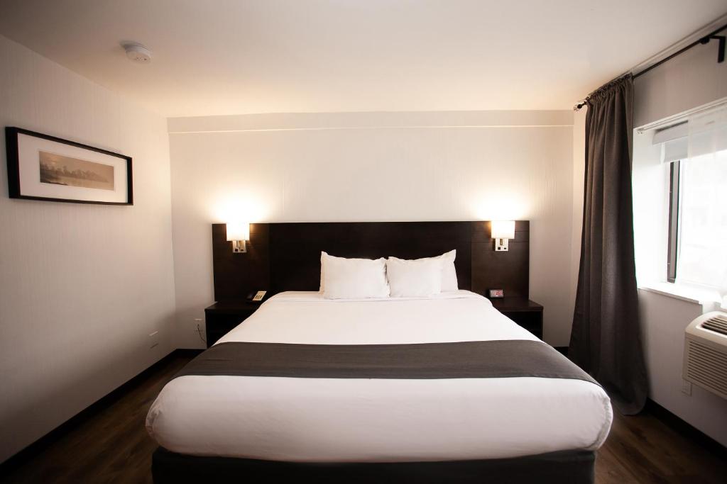 Postel nebo postele na pokoji v ubytování Hotel Newstar Montréal
