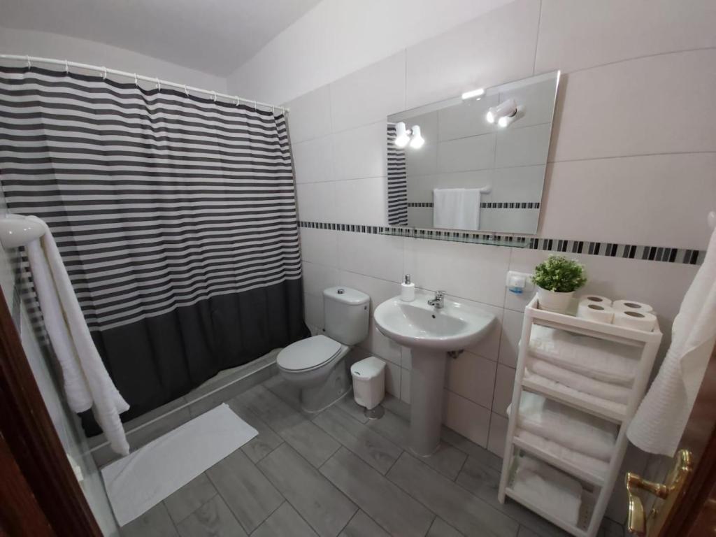 ein weißes Badezimmer mit Waschbecken und Toilette in der Unterkunft La casita de Candida in Tigaday