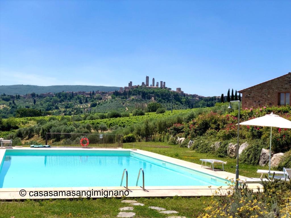 una villa con piscina su una collina di Casa SaMa a San Gimignano