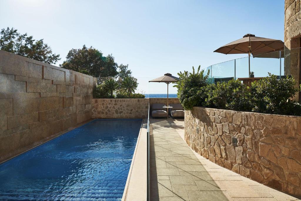 Bazén v ubytování Bellevue On The Beach Suites nebo v jeho okolí