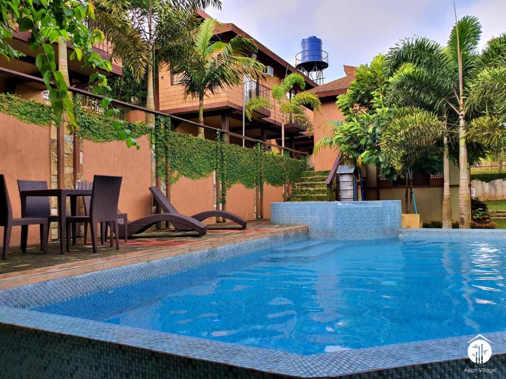 uma piscina em frente a um edifício em Asian Village Tagaytay em Tagaytay